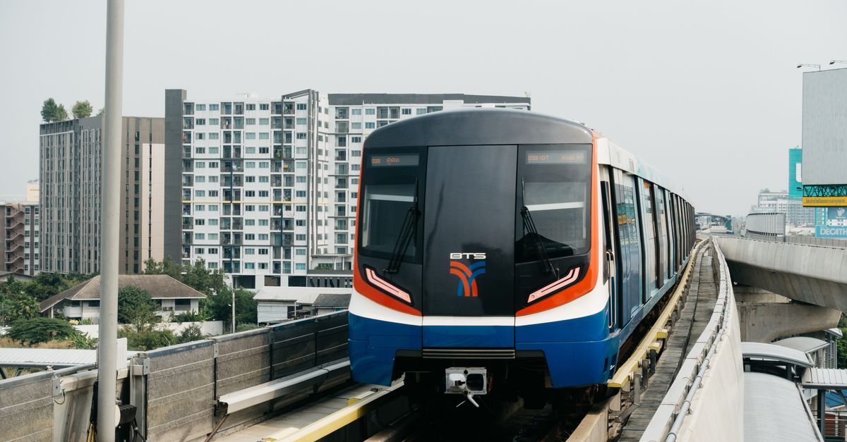 คอนโดติดรถไฟฟ้า แพงกว่าเดินไกลกี่ % เทียบระยะ 0-300m vs 1km+ สรุปสถิติจริง 2569