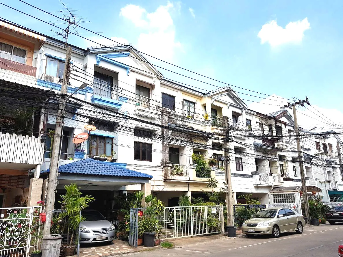 Baan Klang Muang